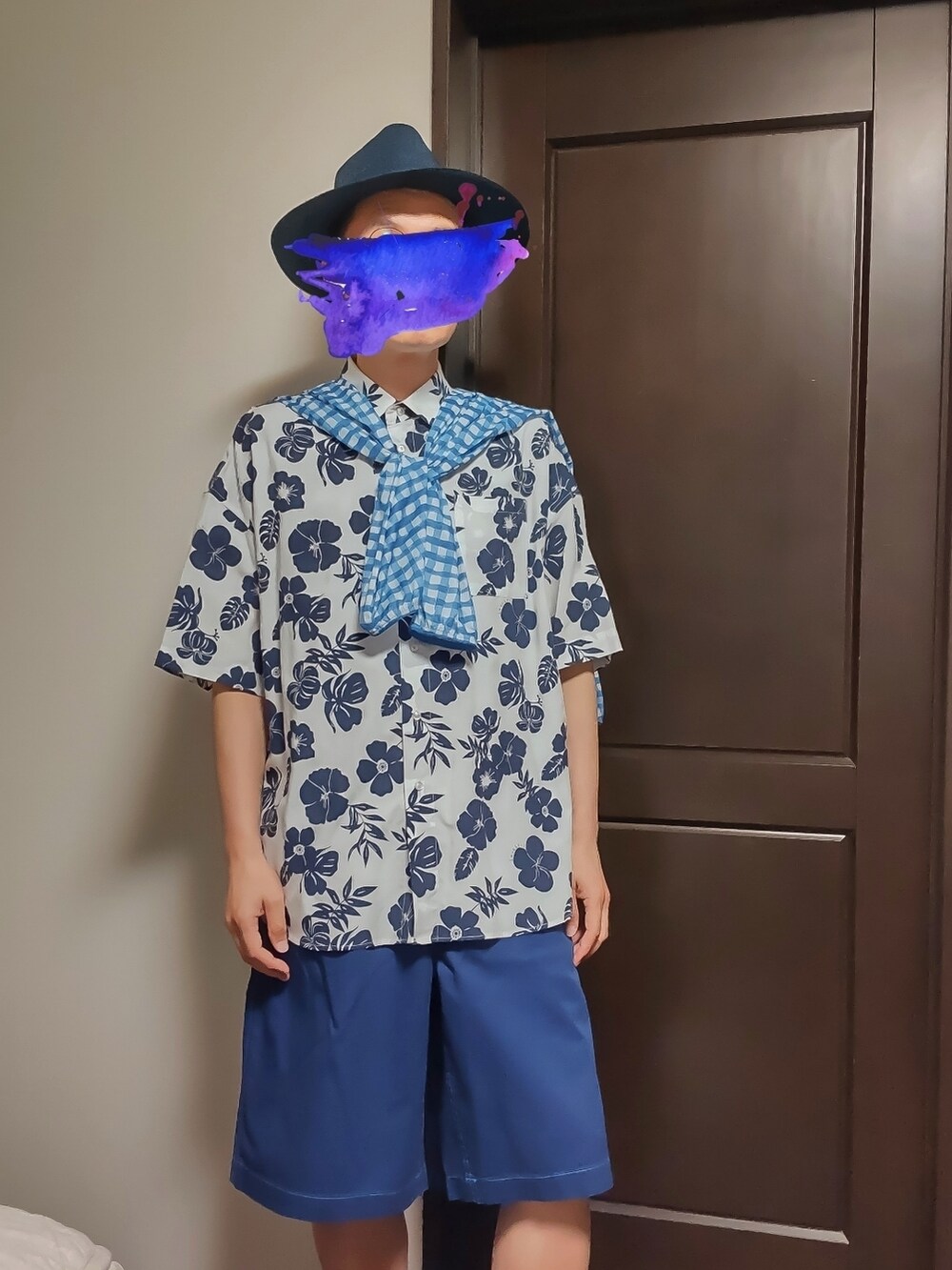 ホワイト系のシャツ/ブラウス、ブルー系のパンツ、ブルー系のジャケット/アウターを着用したメンズの夏コーディネートの2枚目の写真