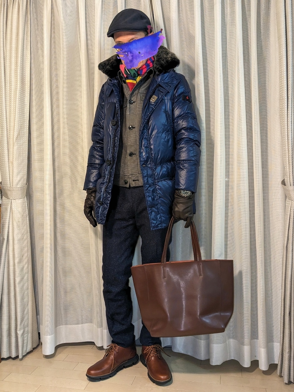 ブルー系のダウンジャケット/コート、グレー系のブルゾン、ブルー系のパンツを着用したメンズの冬コーディネートの2枚目の写真