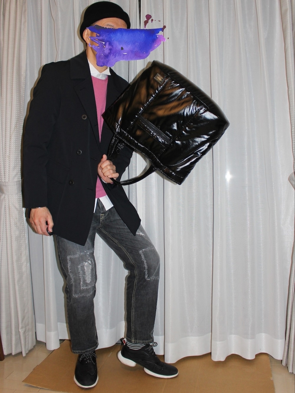 ピンク系のニット/セーター、ブラック系のテーラードジャケット、ブラック系のトートバッグを着用したメンズの冬コーディネートの2枚目の写真