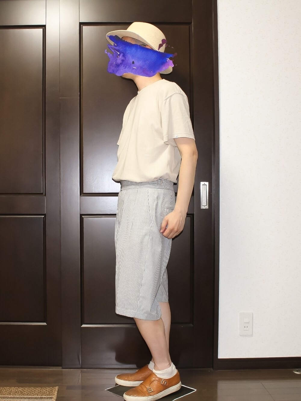 ブラウン系のスニーカー、ブルー系のその他パンツ、ベージュ系のTシャツ/カットソーを着用したメンズの夏コーディネートの4枚目の写真