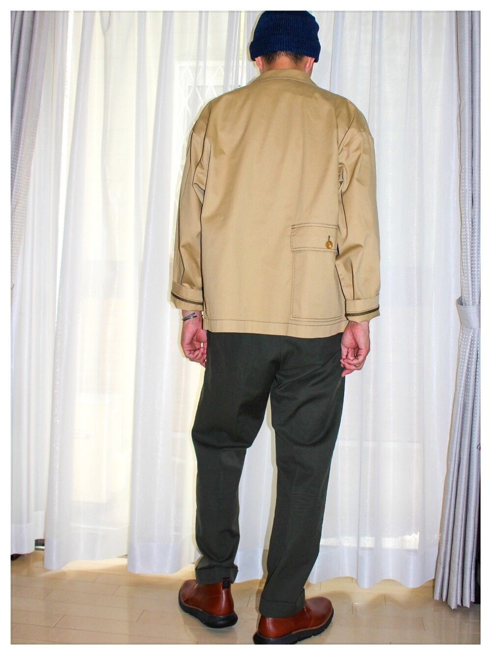 ベージュ系のジャケット/アウター、ブルー系のTシャツ/カットソー、グリーン系のチノパンツを着用したメンズの秋コーディネートの4枚目の写真