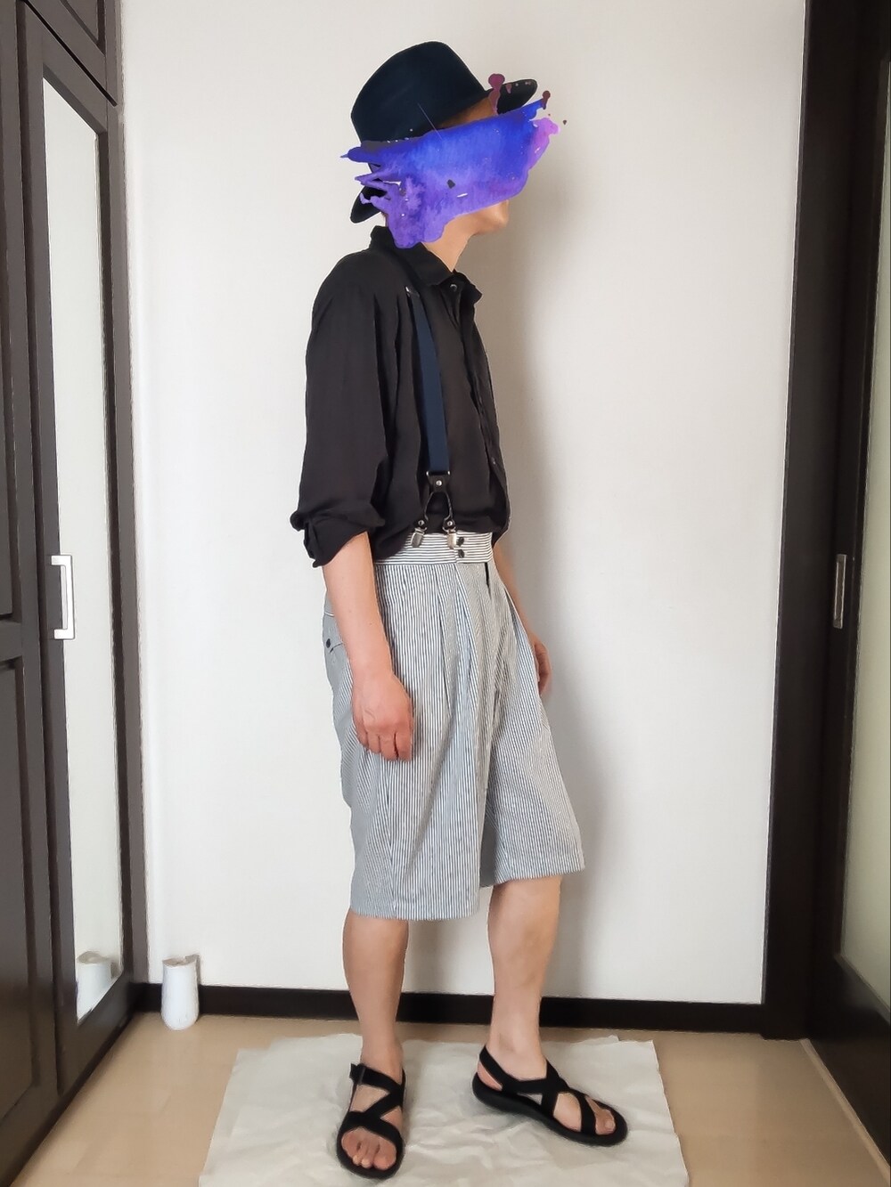 ブラック系のシャツ/ブラウス、ブルー系のその他パンツ、ブラック系のサンダルを着用したメンズの夏コーディネートの3枚目の写真