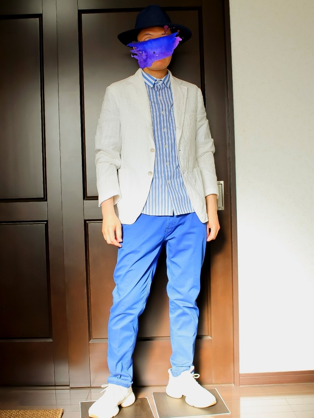 ブルー系のデニムパンツ、ホワイト系のテーラードジャケット、ブルー系のシャツ/ブラウスを着用したメンズの春コーディネートの2枚目の写真