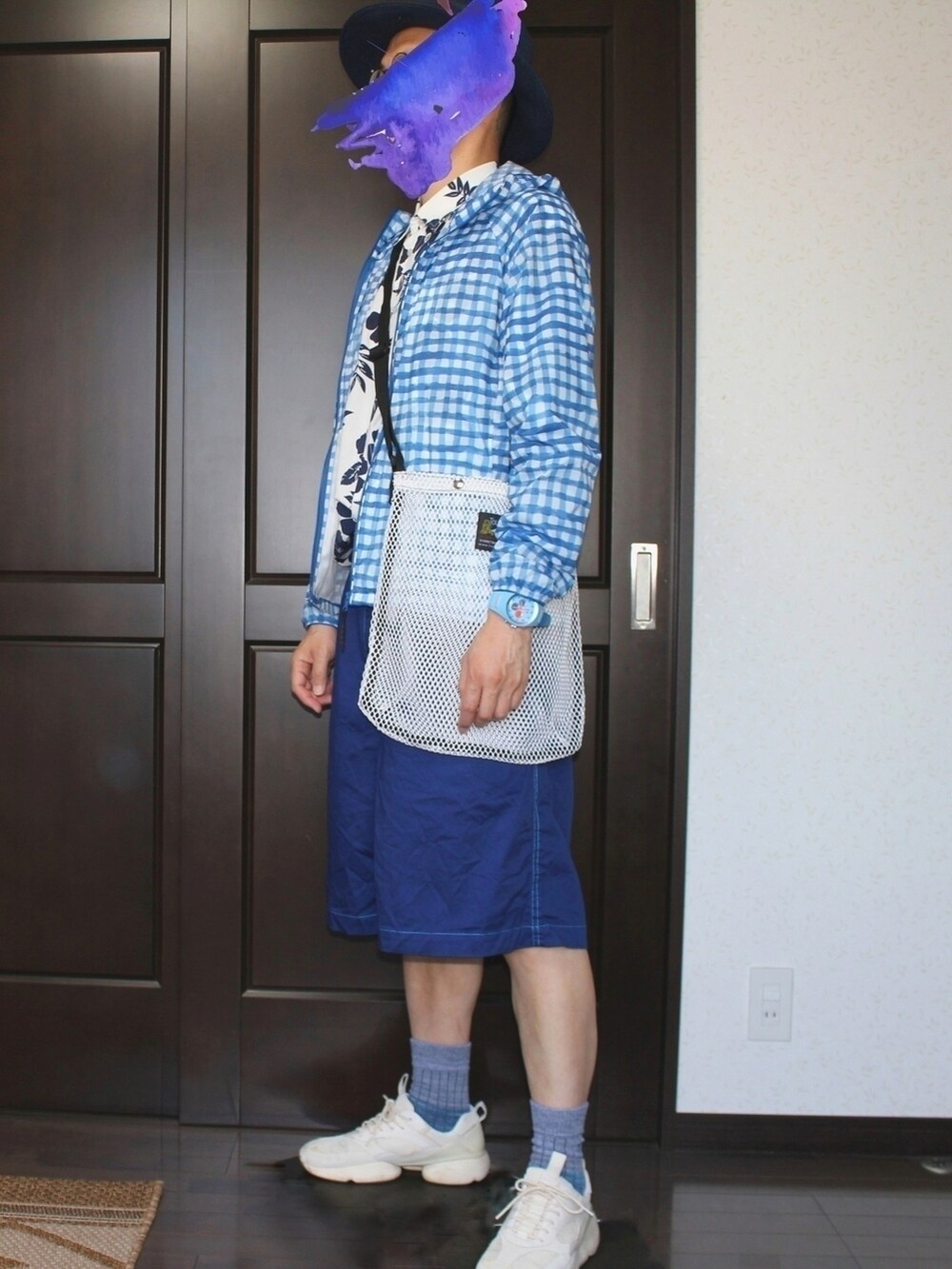 ホワイト系のショルダーバッグ、ブルー系のパンツ、ホワイト系のスニーカーを着用したメンズの夏コーディネートの3枚目の写真