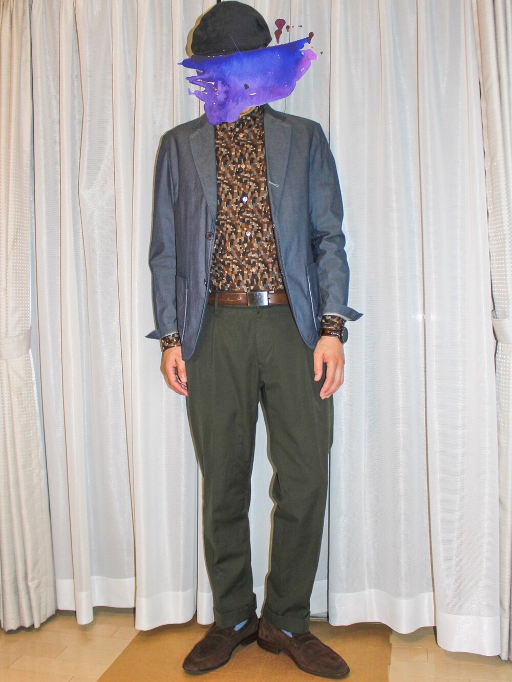 ブラウン系のシャツ/ブラウス、ブルー系のテーラードジャケット、グリーン系のチノパンツを着用したメンズの秋コーディネートの2枚目の写真