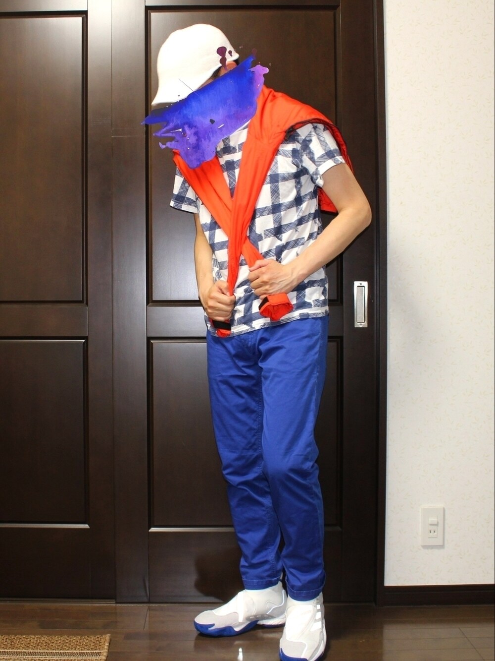 ホワイト系のスニーカー、ブルー系のデニムパンツ、ブルー系のTシャツ/カットソーを着用したメンズの夏コーディネートの4枚目の写真