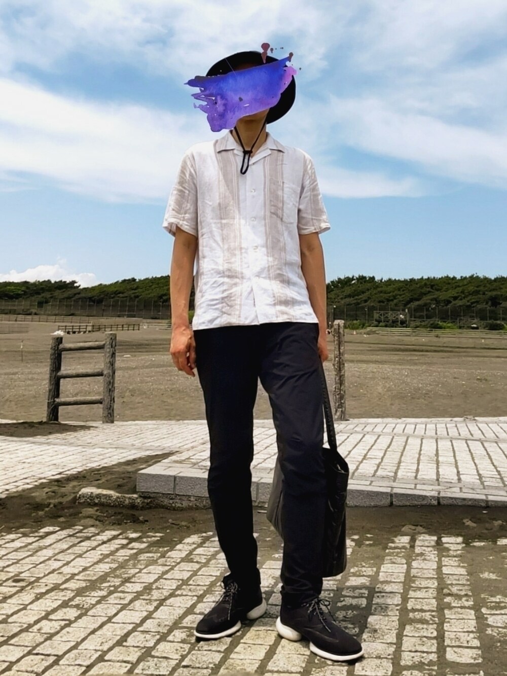 ベージュ系のシャツ/ブラウス、ブラック系のその他パンツ、ブラック系のドレスシューズを着用したメンズの夏コーディネートの2枚目の写真