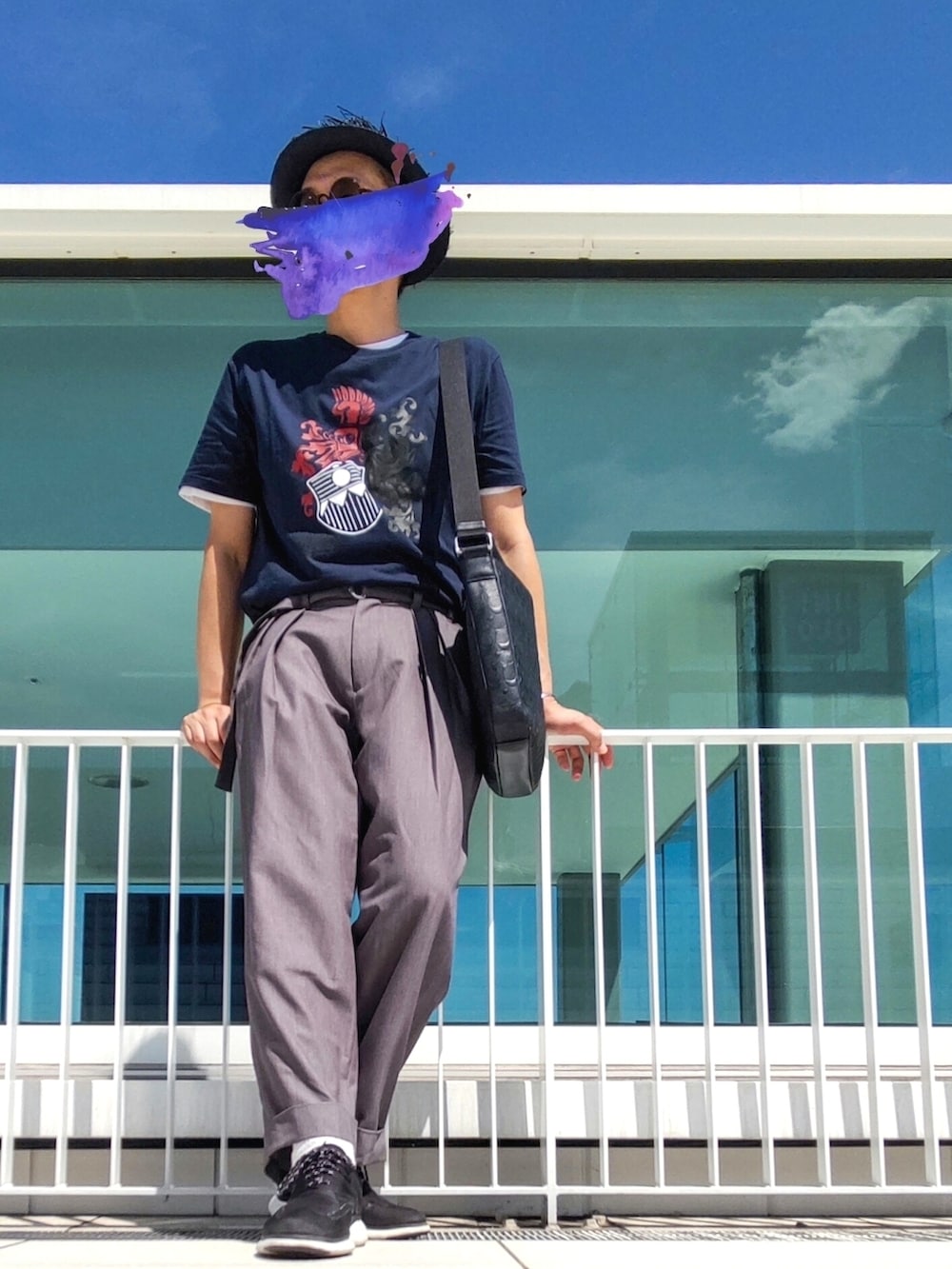ブルー系のTシャツ/カットソー、ブルー系のメッセンジャーバッグ、グレー系のその他パンツを着用したメンズの夏コーディネートの3枚目の写真