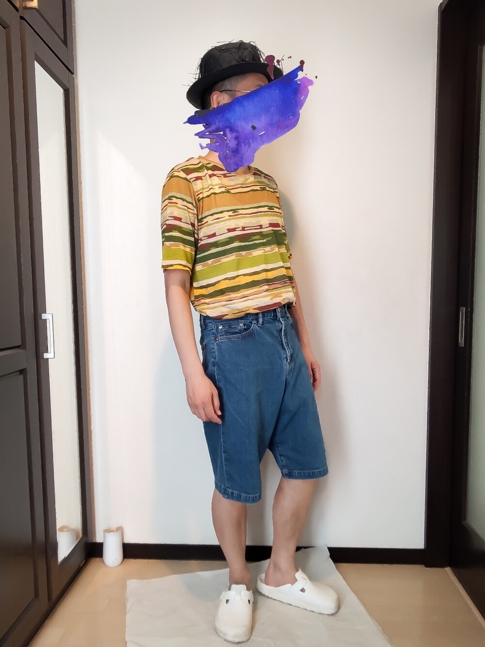 イエロー系のTシャツ/カットソー、ブルー系のその他パンツ、ホワイト系のサンダルを着用したメンズの夏コーディネートの2枚目の写真