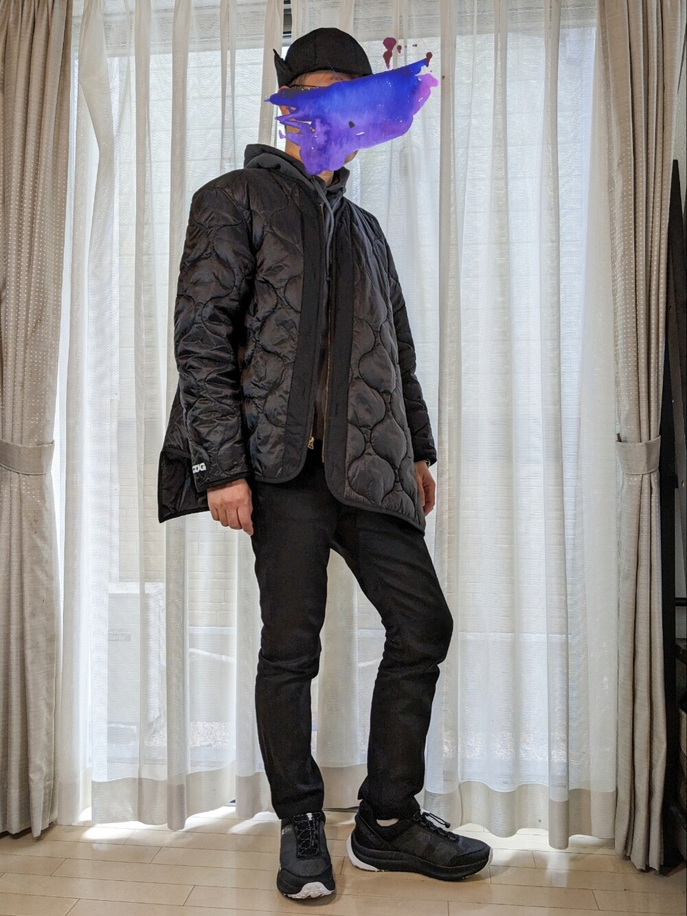 ブラック系のその他アウター、グレー系のパーカー、ブラック系のデニムパンツを着用したメンズの冬コーディネートの4枚目の写真