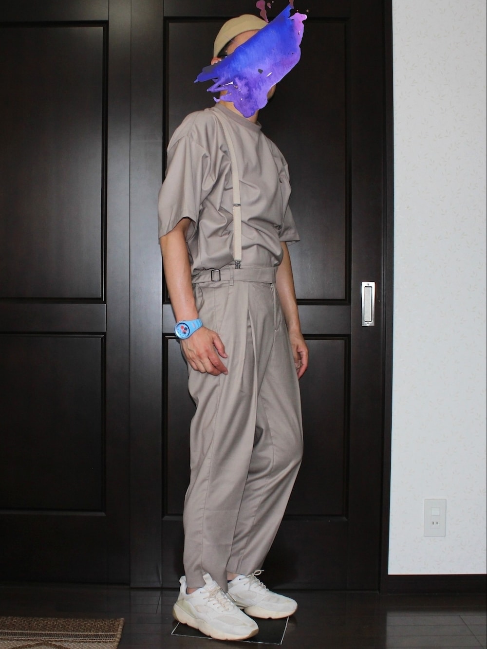 ベージュ系のスラックス、ホワイト系のスニーカー、ベージュ系のシャツ/ブラウスを着用したメンズの夏コーディネートの2枚目の写真