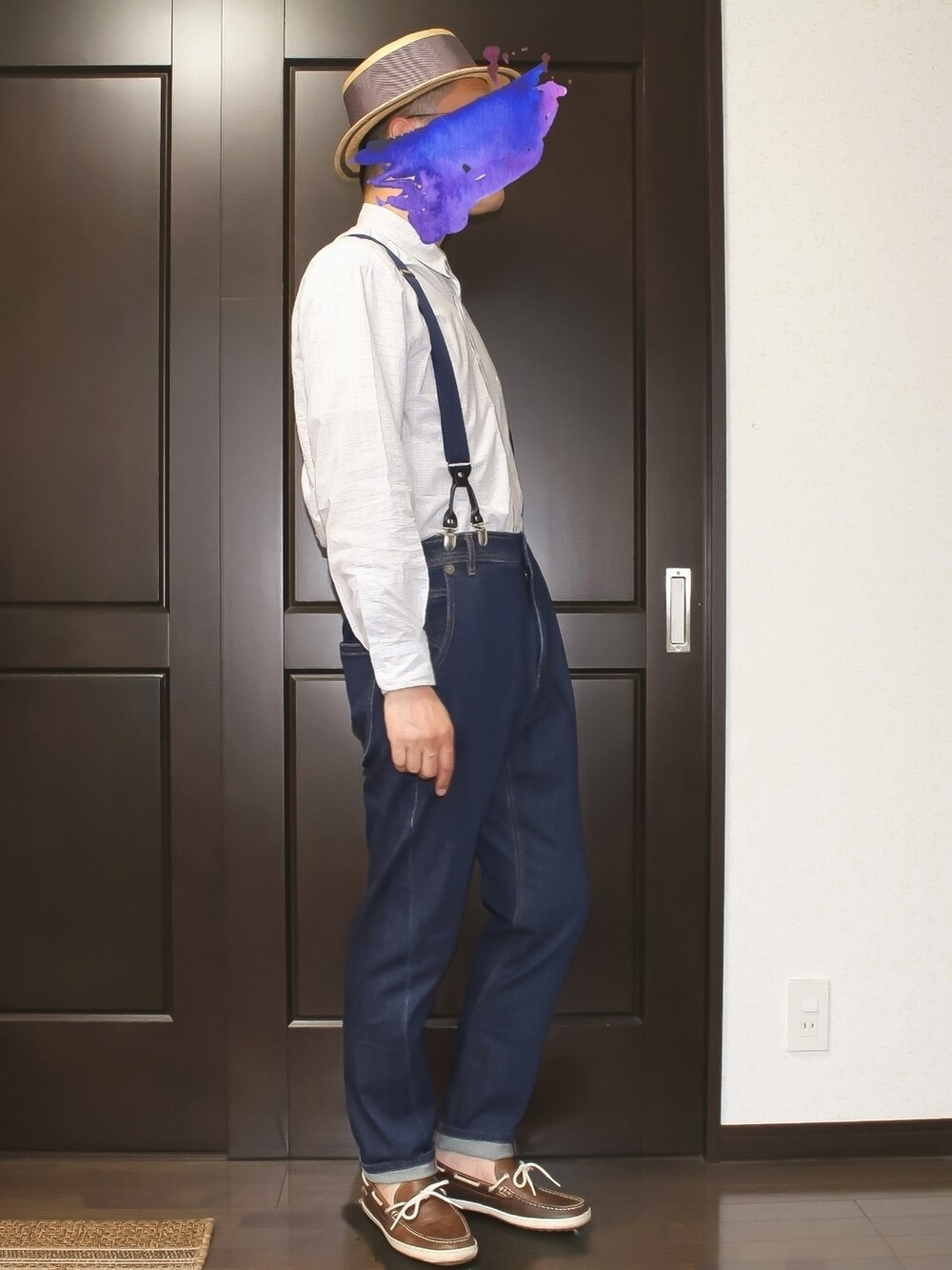 グレー系のシャツ/ブラウス、ブルー系のデニムパンツ、ブラウン系のモカシン/デッキシューズを着用したメンズの夏コーディネートの2枚目の写真