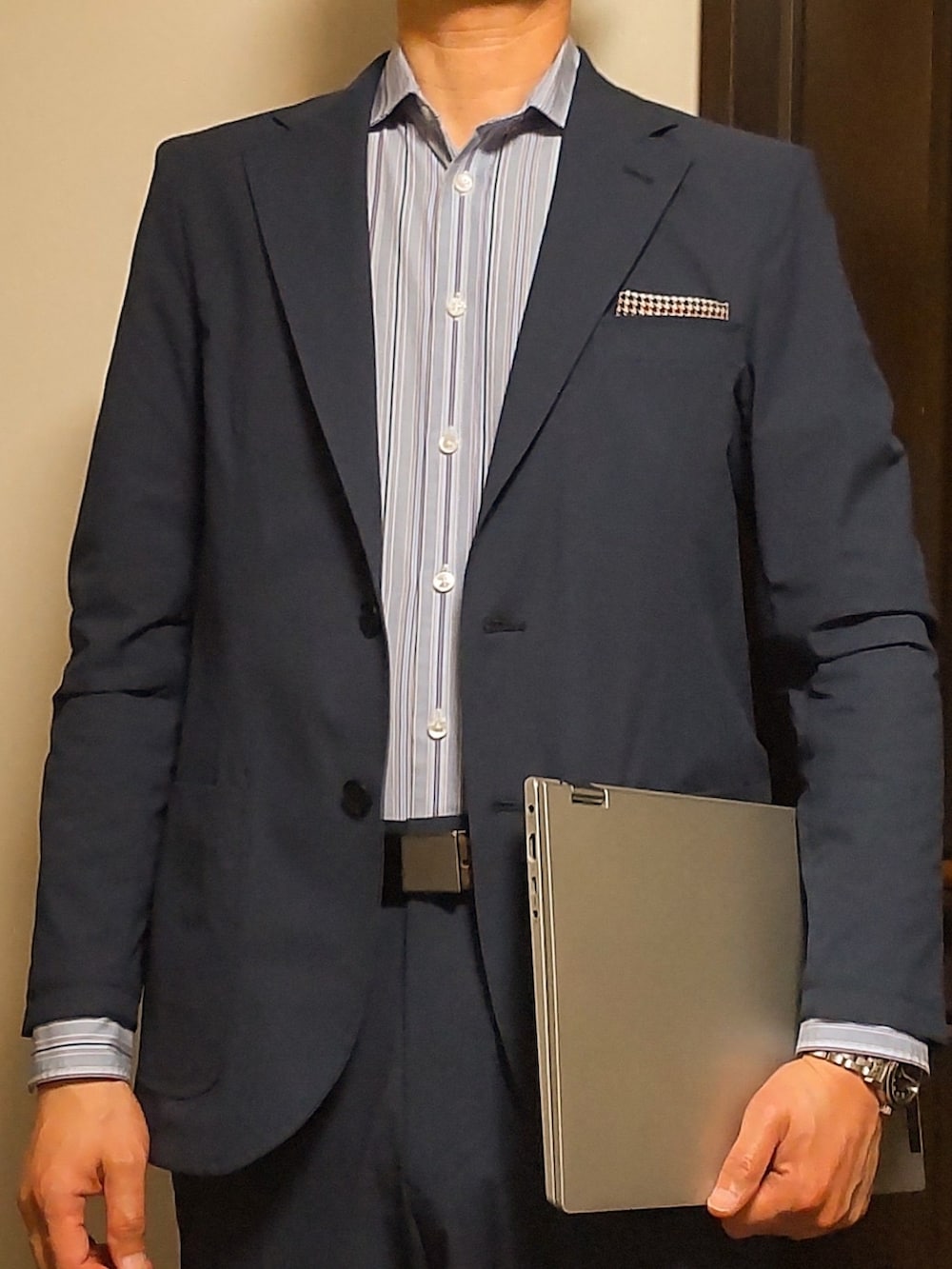 パープル系のシャツ/ブラウス、その他のポケットチーフ、ブルー系のテーラードジャケットを着用したメンズの春コーディネートの2枚目の写真