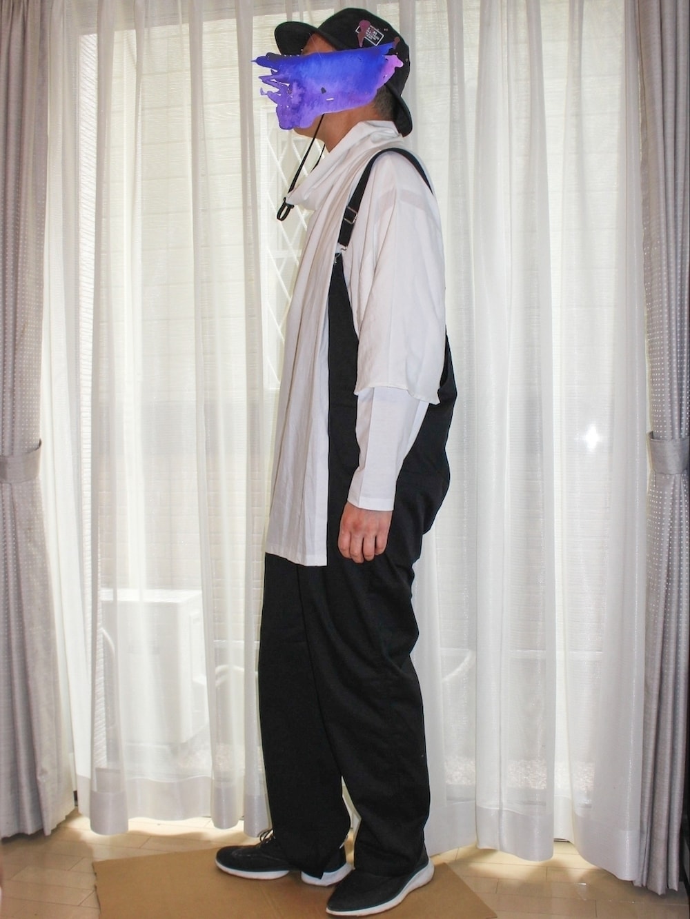 ホワイト系のTシャツ/カットソー、ブラック系のサロペット/オーバーオール、ブラック系のドレスシューズを着用したメンズの秋コーディネートの3枚目の写真