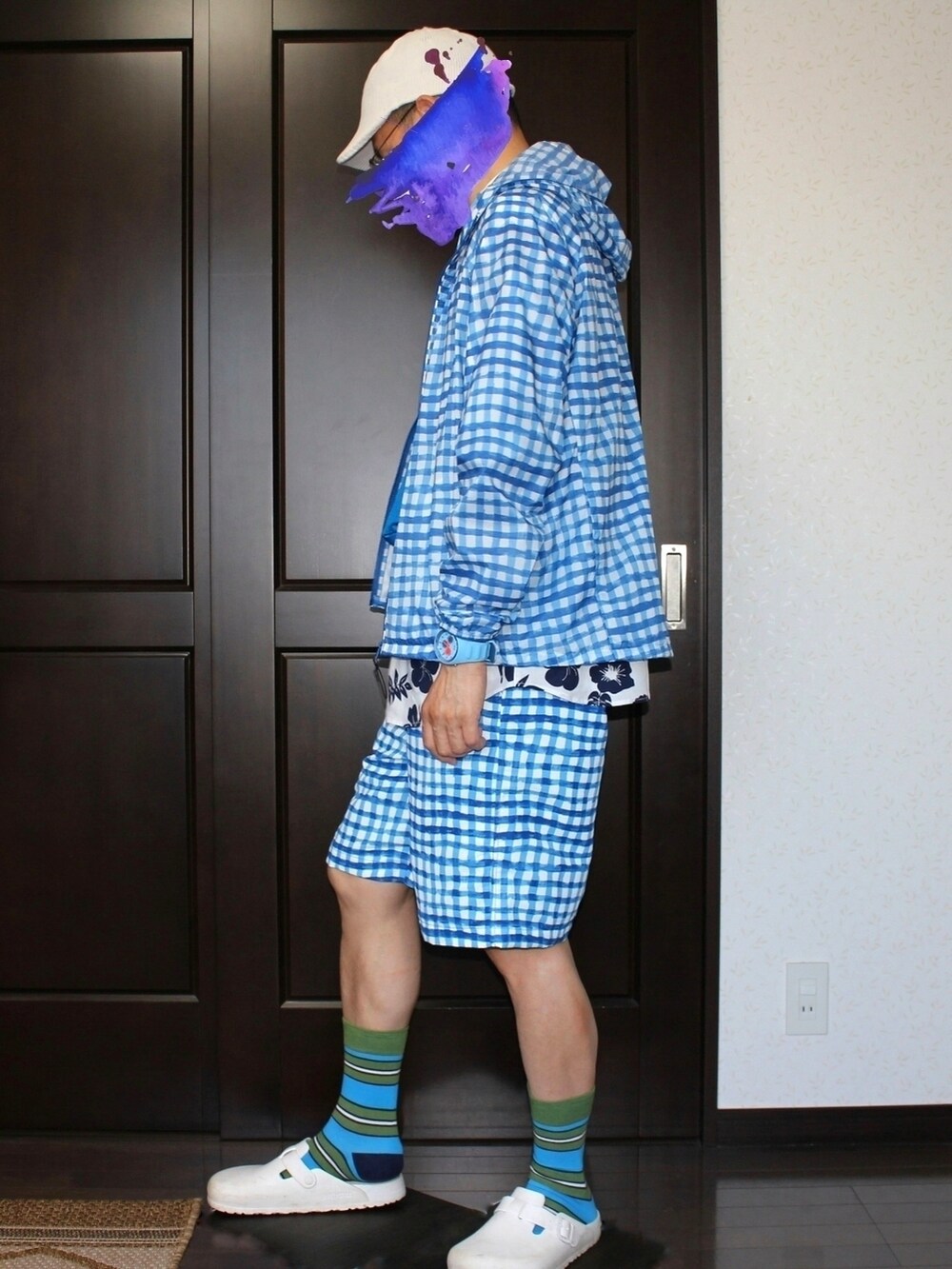 ブルー系のジャケット/アウター、ホワイト系のシャツ/ブラウス、ブルー系のボディバッグ/ウエストポーチを着用したメンズの夏コーディネートの4枚目の写真