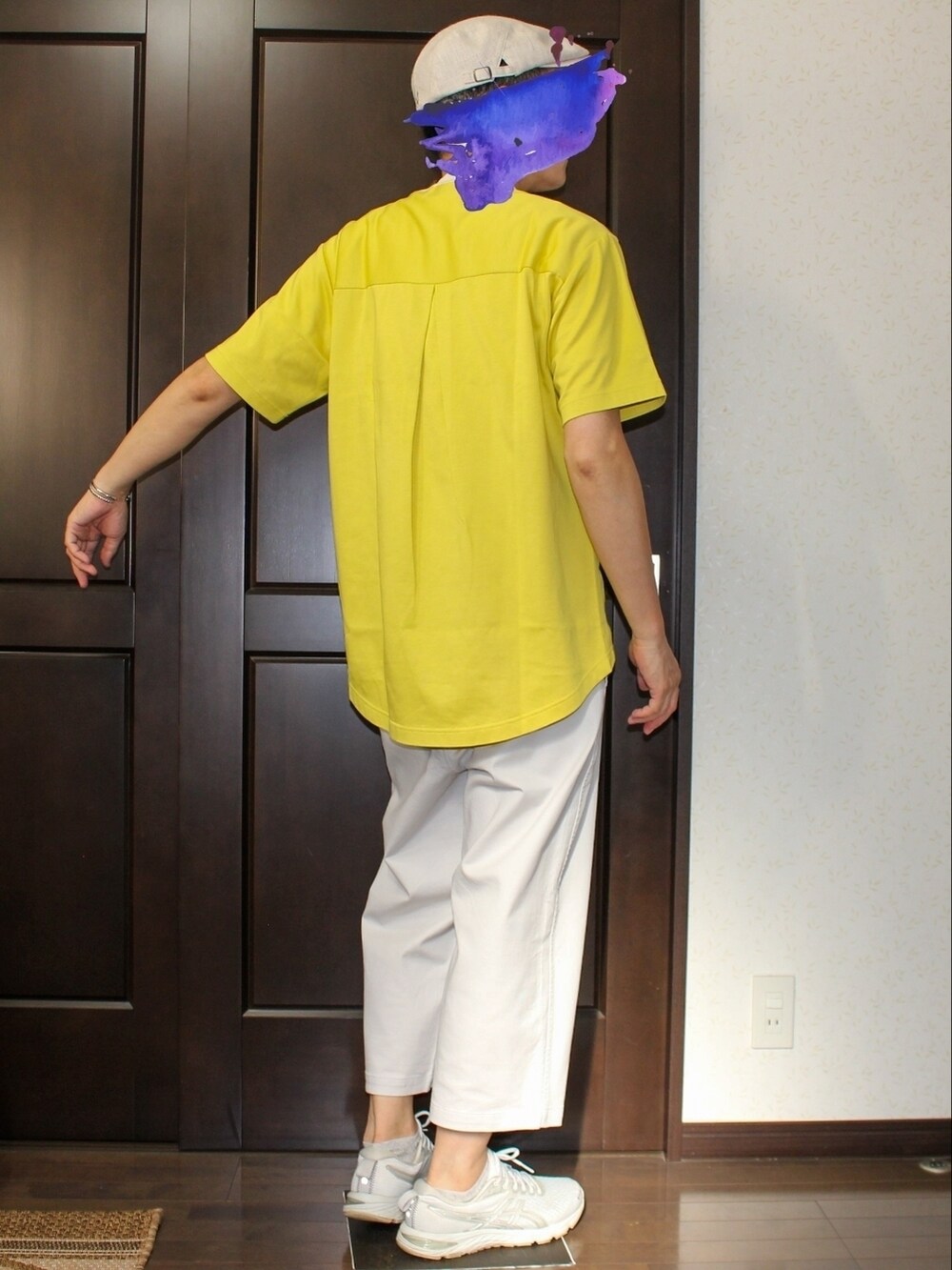 イエロー系のTシャツ/カットソー、ホワイト系のその他パンツ、グレー系のスニーカーを着用したメンズの夏コーディネートの2枚目の写真