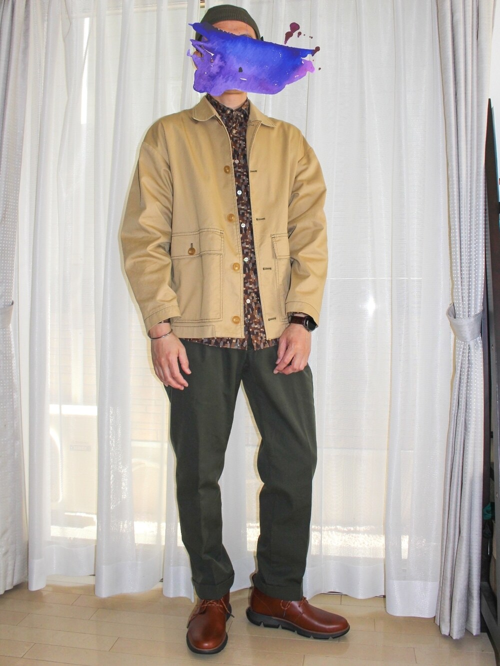 ベージュ系のジャケット/アウター、ブラウン系のシャツ/ブラウス、グリーン系のチノパンツを着用したメンズの秋コーディネートの2枚目の写真