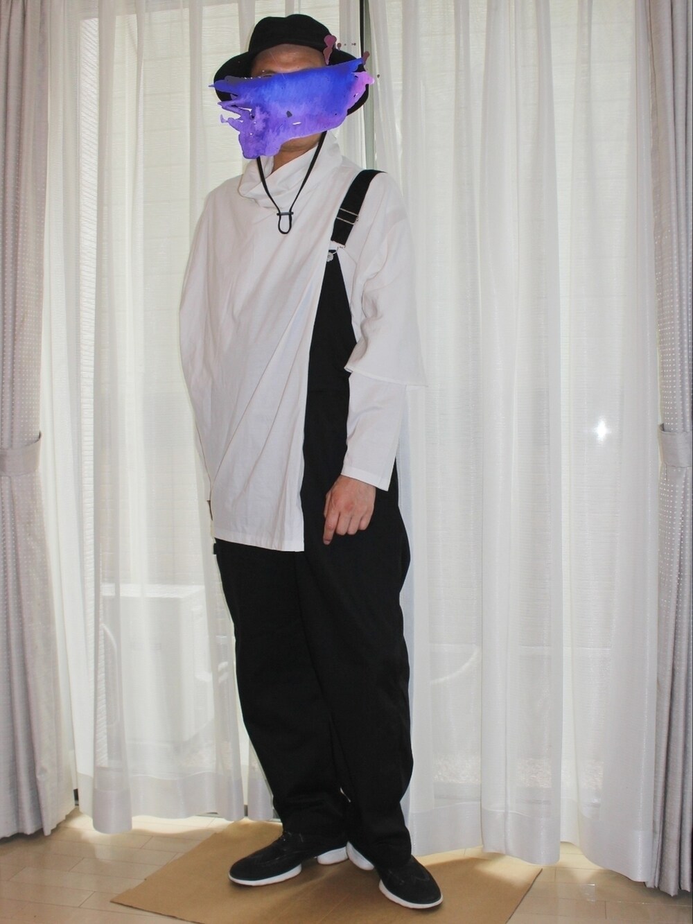 ホワイト系のTシャツ/カットソー、ブラック系のサロペット/オーバーオール、ブラック系のドレスシューズを着用したメンズの秋コーディネートの2枚目の写真