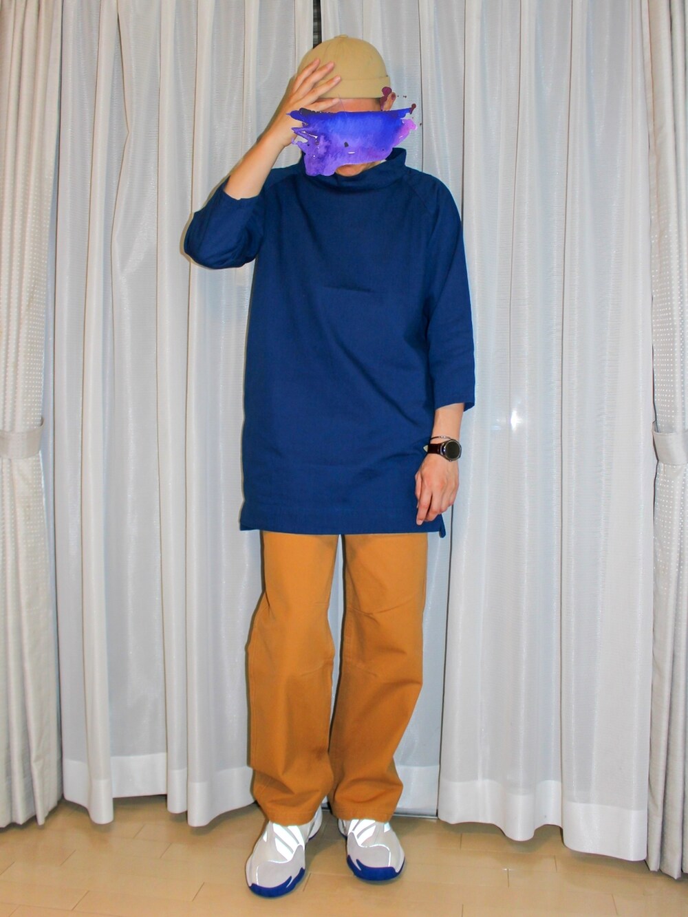 ブルー系のTシャツ/カットソー、ベージュ系のカーゴパンツ、ホワイト系のスニーカーを着用したメンズの秋コーディネートの2枚目の写真