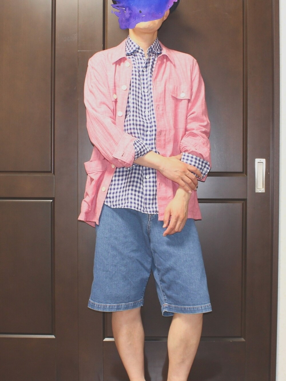 ブルー系のその他パンツ、ブルー系のシャツ/ブラウス、レッド系のミリタリージャケットを着用したメンズの春コーディネートの2枚目の写真