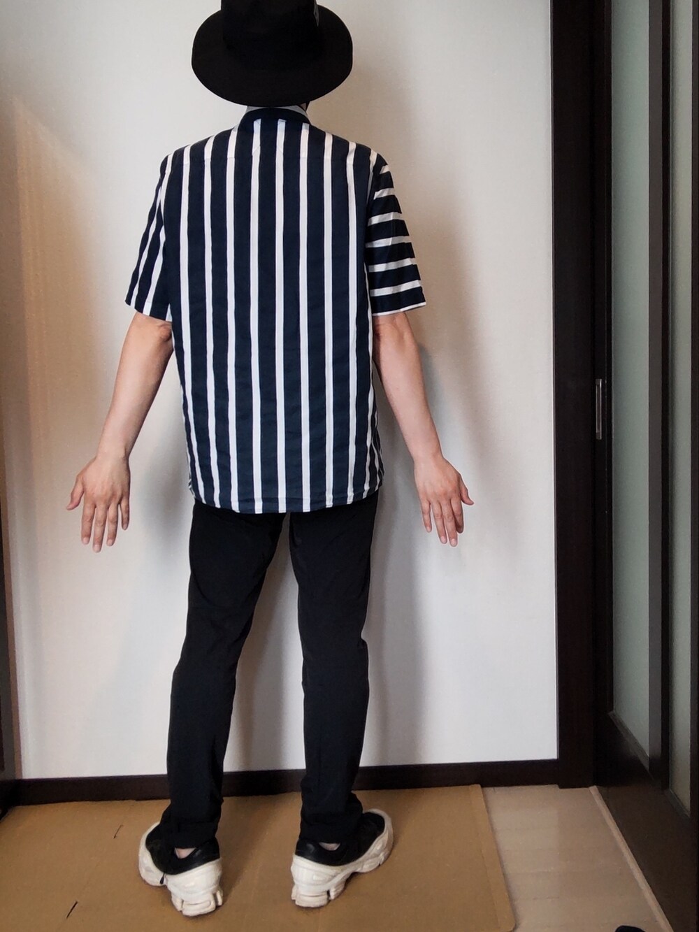 ブラック系のその他パンツ、ブラック系のスニーカー、ブルー系のシャツ/ブラウスを着用したメンズの春コーディネートの2枚目の写真