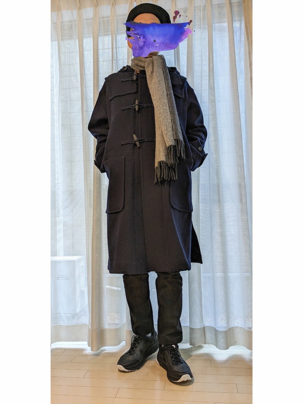 ブルー系のダッフルコート、ブラック系のスニーカー、ブラック系のデニムパンツを着用したメンズの冬コーディネートの2枚目の写真