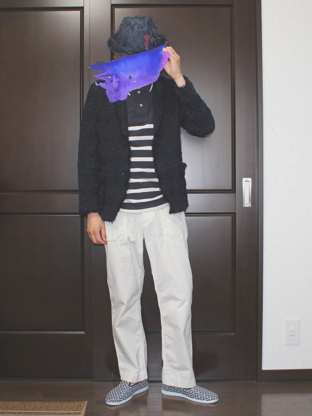 ブルー系のテーラードジャケット、ブルー系のポロシャツ、ベージュ系のその他パンツを着用したメンズの夏コーディネートの2枚目の写真