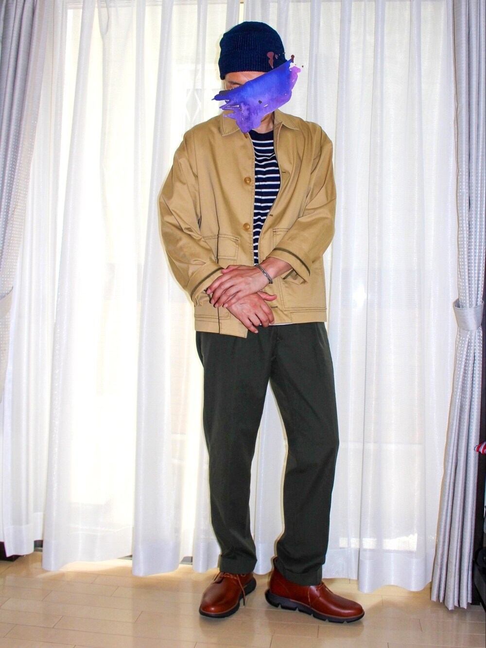 ベージュ系のジャケット/アウター、ブルー系のTシャツ/カットソー、グリーン系のチノパンツを着用したメンズの秋コーディネートの5枚目の写真