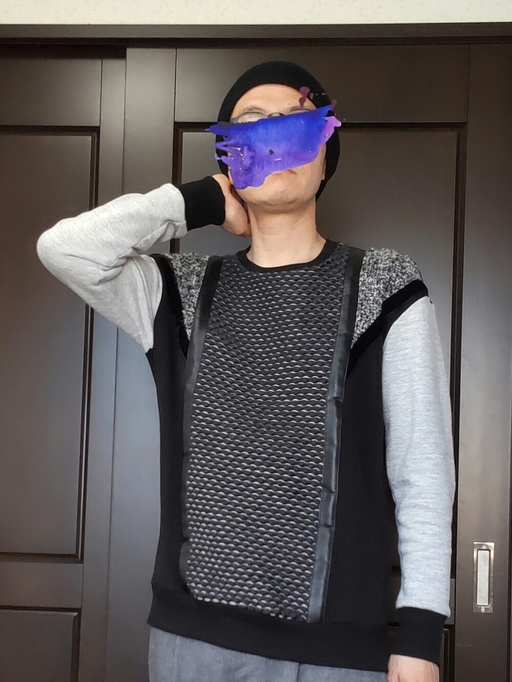 グレー系のスラックス、ブラック系のスニーカー、ブラック系のTシャツ/カットソーを着用したメンズの春コーディネートの2枚目の写真