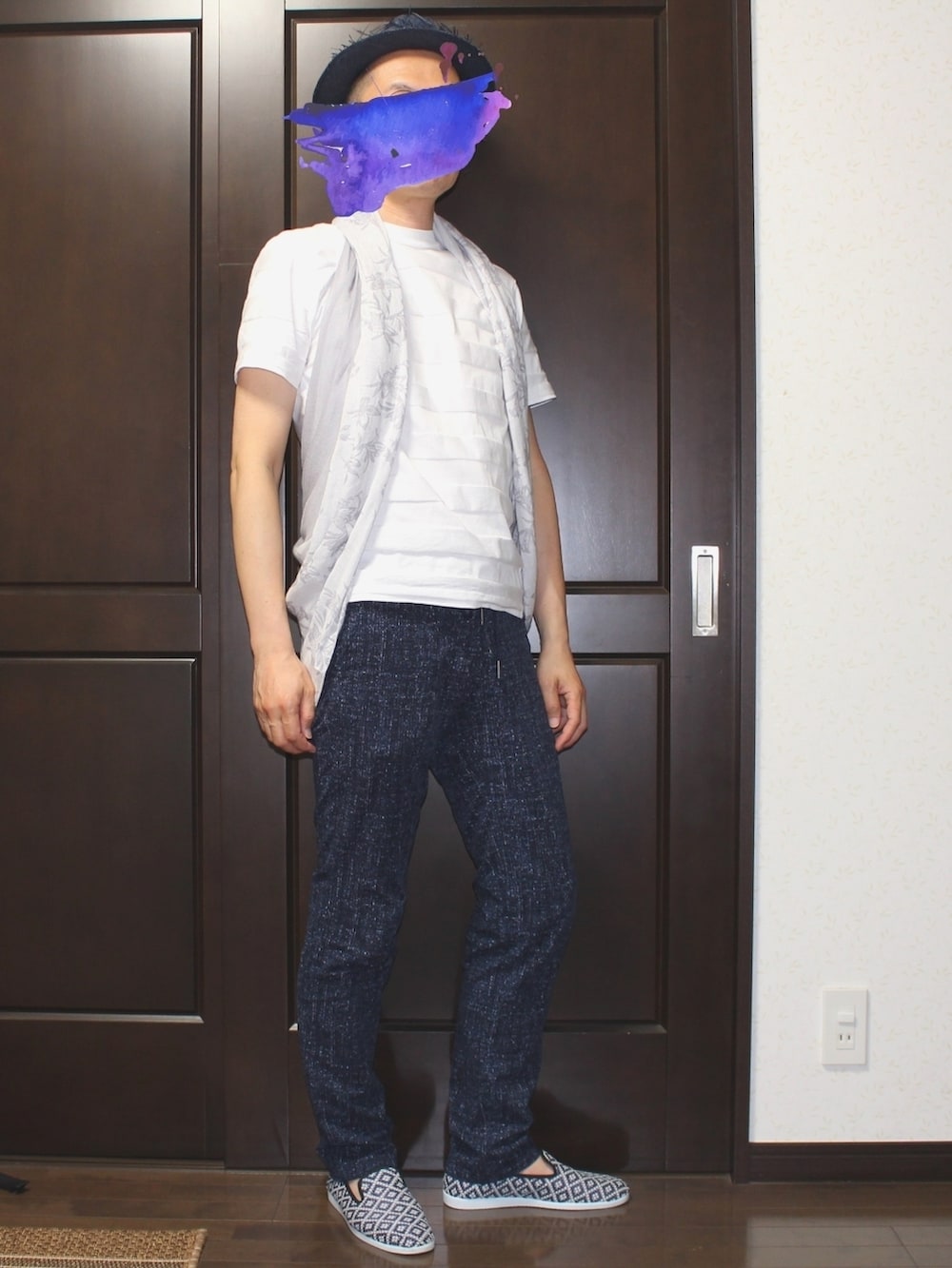 ブルー系のパンツ、ホワイト系のTシャツ/カットソー、ブルー系のスリッポンを着用したメンズの夏コーディネートの2枚目の写真