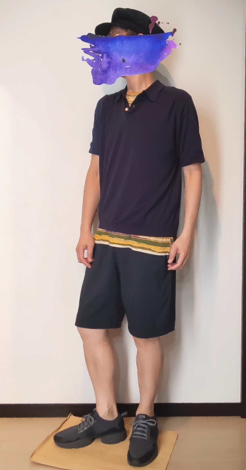 ブルー系のポロシャツ、ブルー系のパンツ、イエロー系のTシャツ/カットソーを着用したメンズの夏コーディネートの2枚目の写真