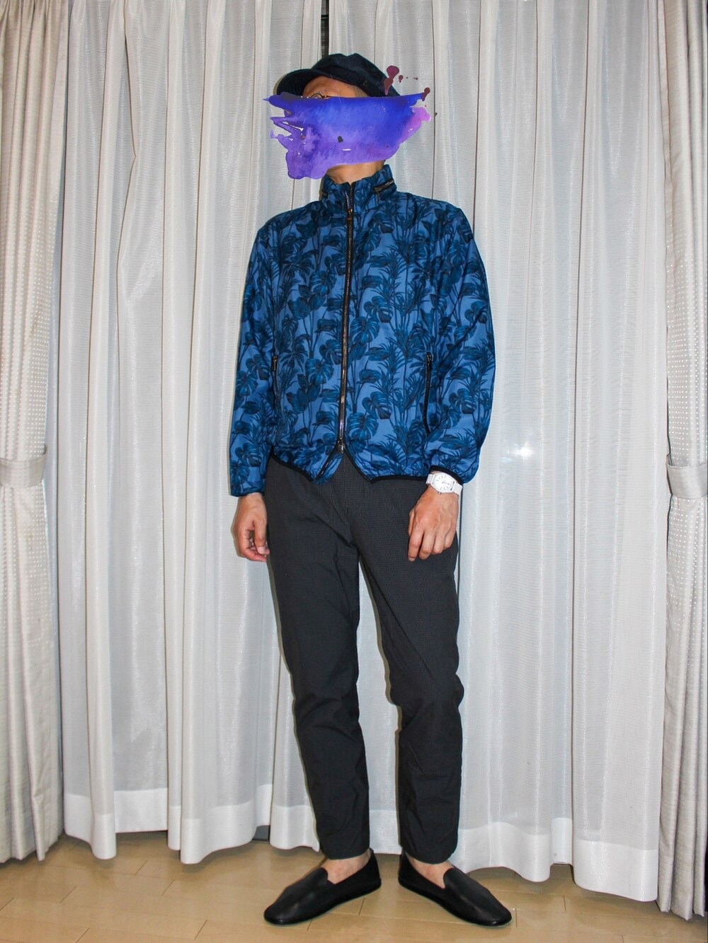 グレー系のパンツ、ブルー系のブルゾン、ブルー系のスリッポンを着用したメンズの秋コーディネートの2枚目の写真