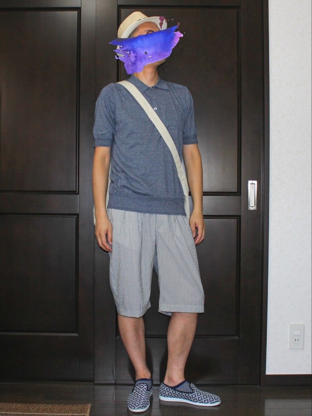 ブルー系のポロシャツ、ブルー系のその他パンツ、ホワイト系のトートバッグを着用したメンズの夏コーディネートの3枚目の写真