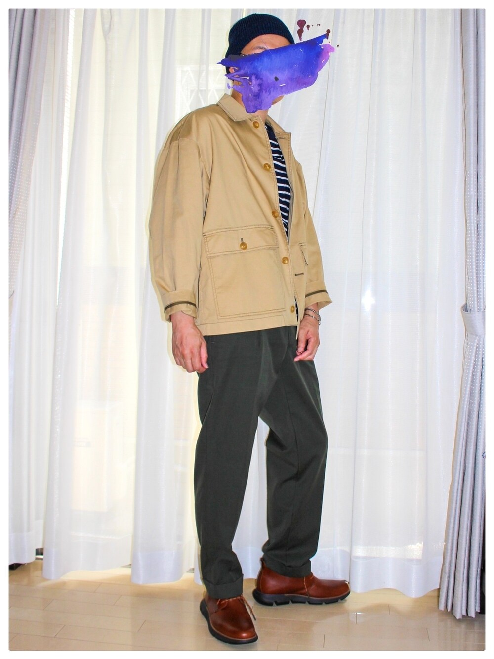 ベージュ系のジャケット/アウター、ブルー系のTシャツ/カットソー、グリーン系のチノパンツを着用したメンズの秋コーディネートの3枚目の写真