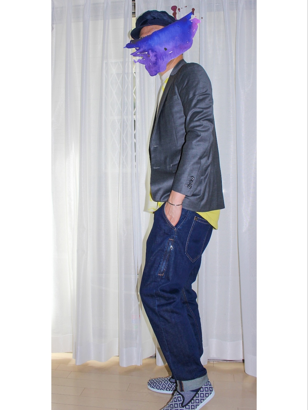 グレー系のテーラードジャケット、イエロー系のTシャツ/カットソー、ブルー系のデニムパンツを着用したメンズの秋コーディネートの2枚目の写真