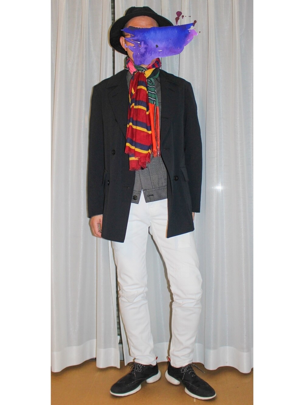 ホワイト系のデニムパンツ、ブラック系のドレスシューズ、グレー系のブルゾンを着用したメンズの冬コーディネートの2枚目の写真