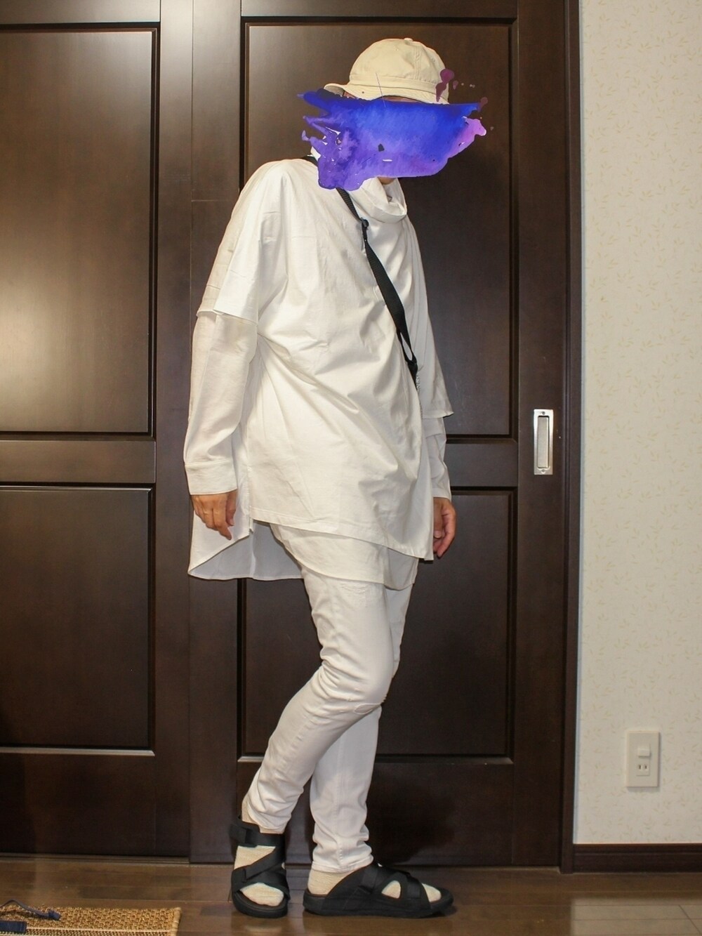 ホワイト系のTシャツ/カットソー、ホワイト系のショルダーバッグ、ホワイト系のデニムパンツを着用したメンズの夏コーディネートの3枚目の写真