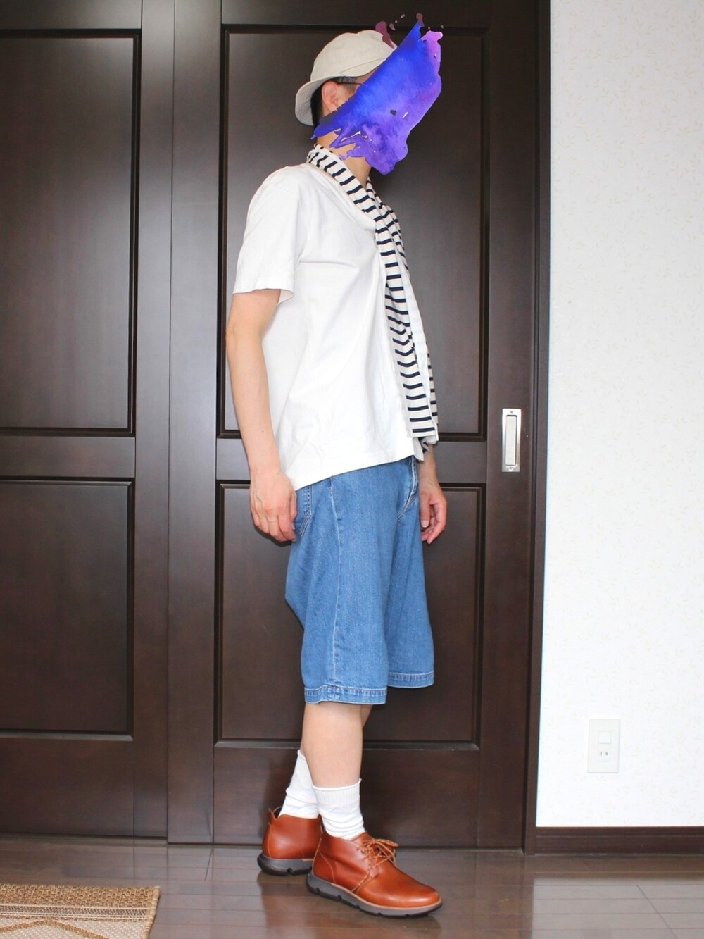 ブルー系のTシャツ/カットソー、ブルー系のその他パンツ、ブラウン系のブーツを着用したメンズの夏コーディネートの2枚目の写真