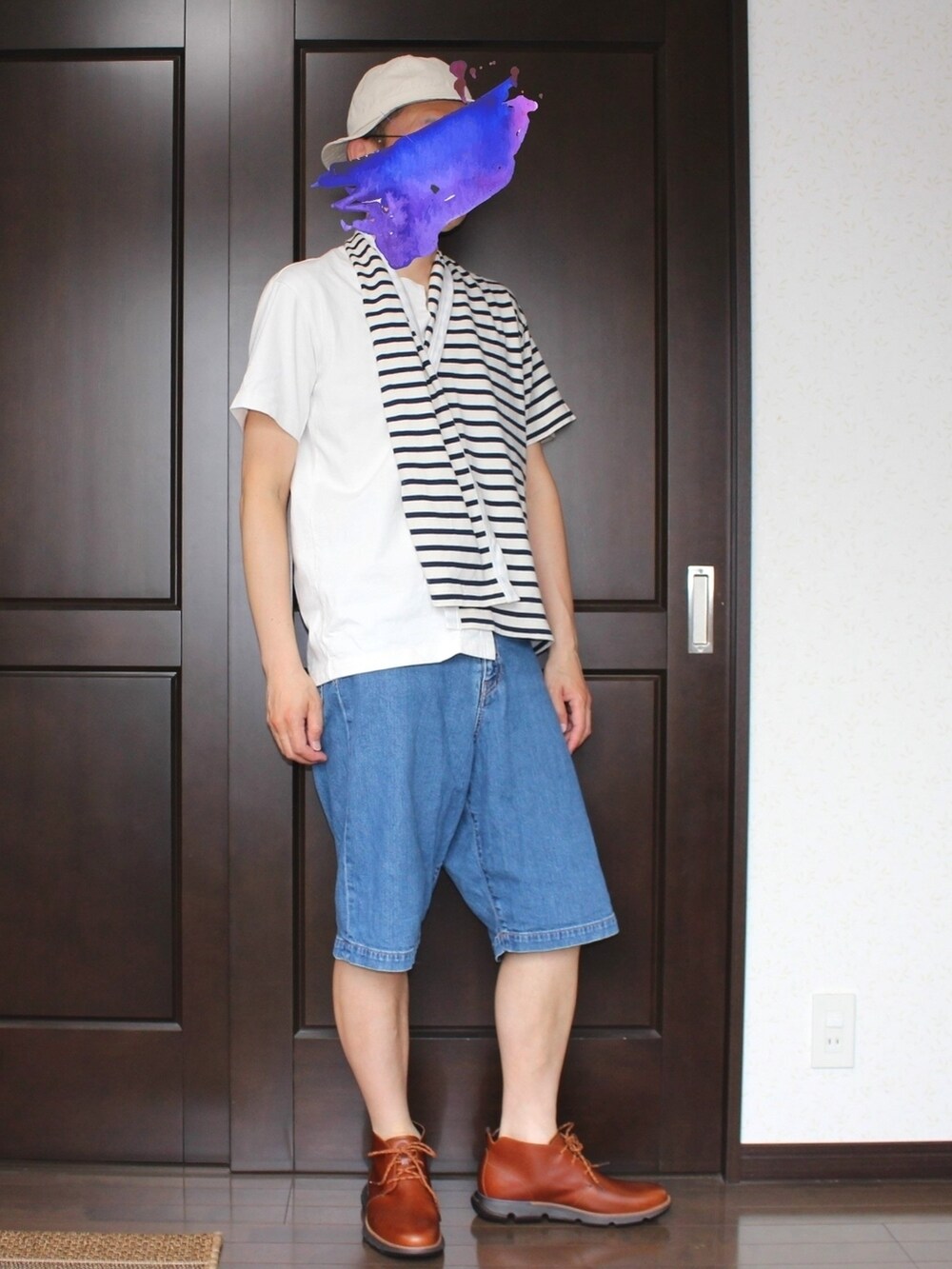 ブルー系のTシャツ/カットソー、ブルー系のその他パンツ、ブラウン系のブーツを着用したメンズの夏コーディネートの4枚目の写真