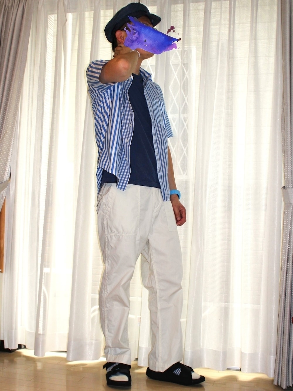 ブルー系のシャツ/ブラウス、ブルー系のTシャツ/カットソー、ホワイト系のパンツを着用したメンズの春コーディネートの2枚目の写真