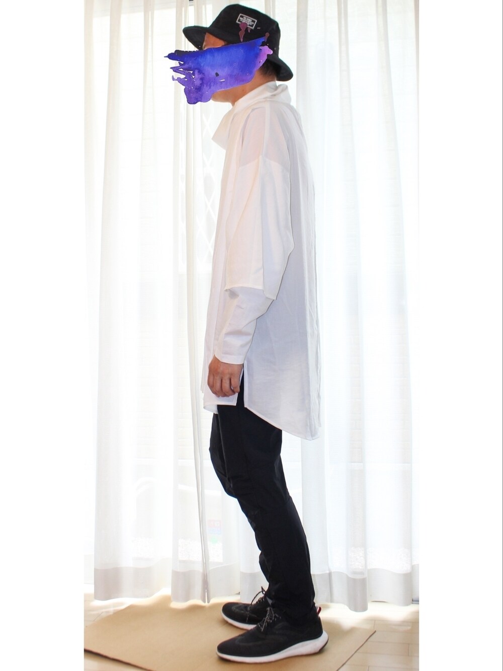 ホワイト系のTシャツ/カットソー、ブラック系のその他パンツ、ブラック系のドレスシューズを着用したメンズの夏コーディネートの3枚目の写真