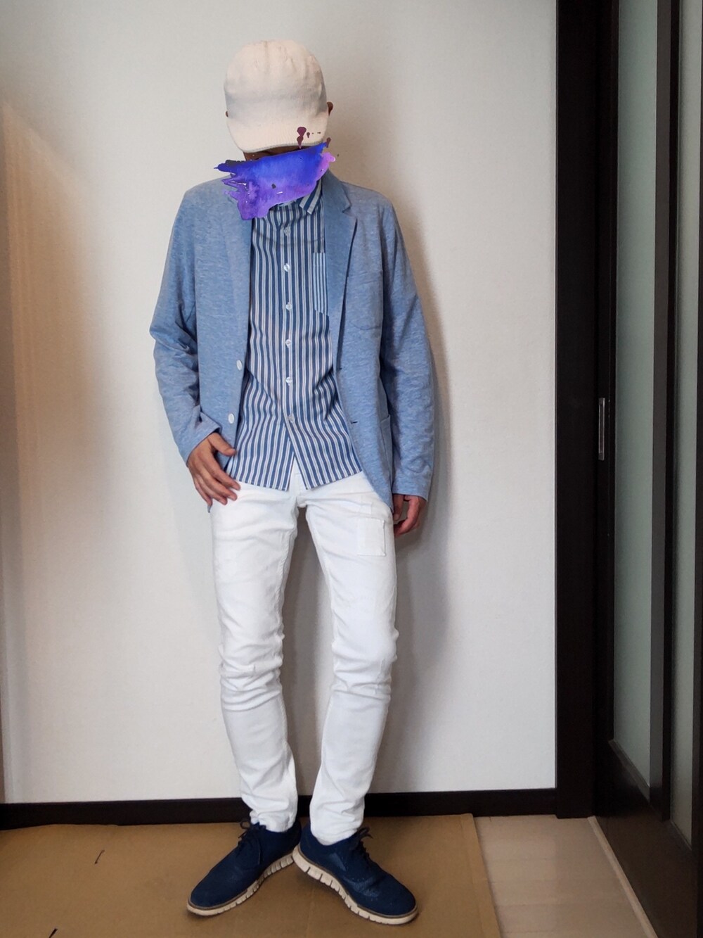 ホワイト系のデニムパンツ、ブルー系のドレスシューズ、ブルー系のシャツ/ブラウスを着用したメンズの春コーディネートの2枚目の写真