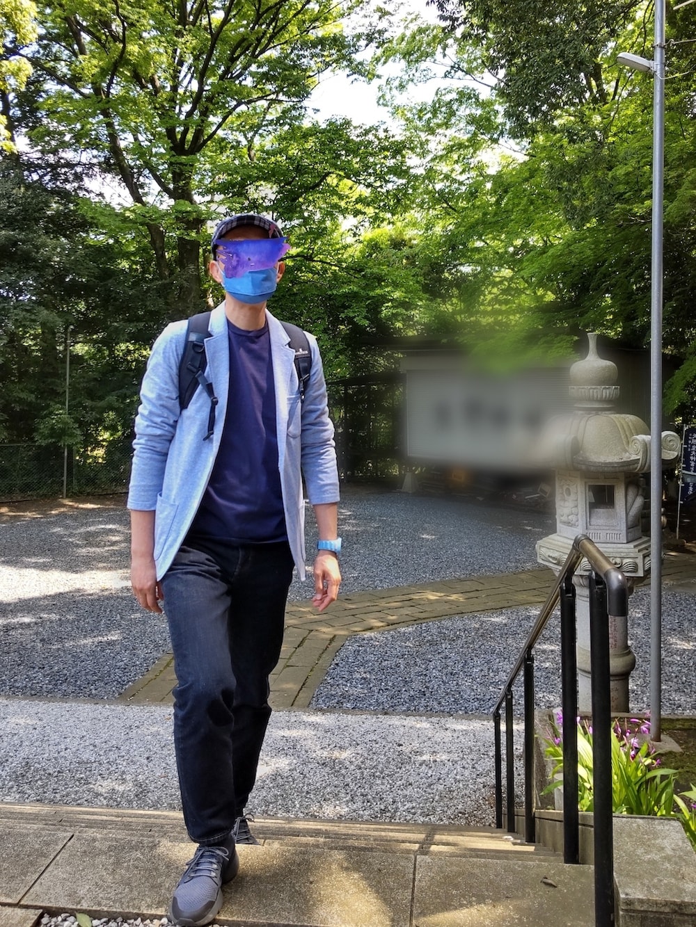 ブルー系のテーラードジャケット、ブルー系のバックパック/リュック、ブルー系のデニムパンツを着用したメンズの春コーディネートの2枚目の写真