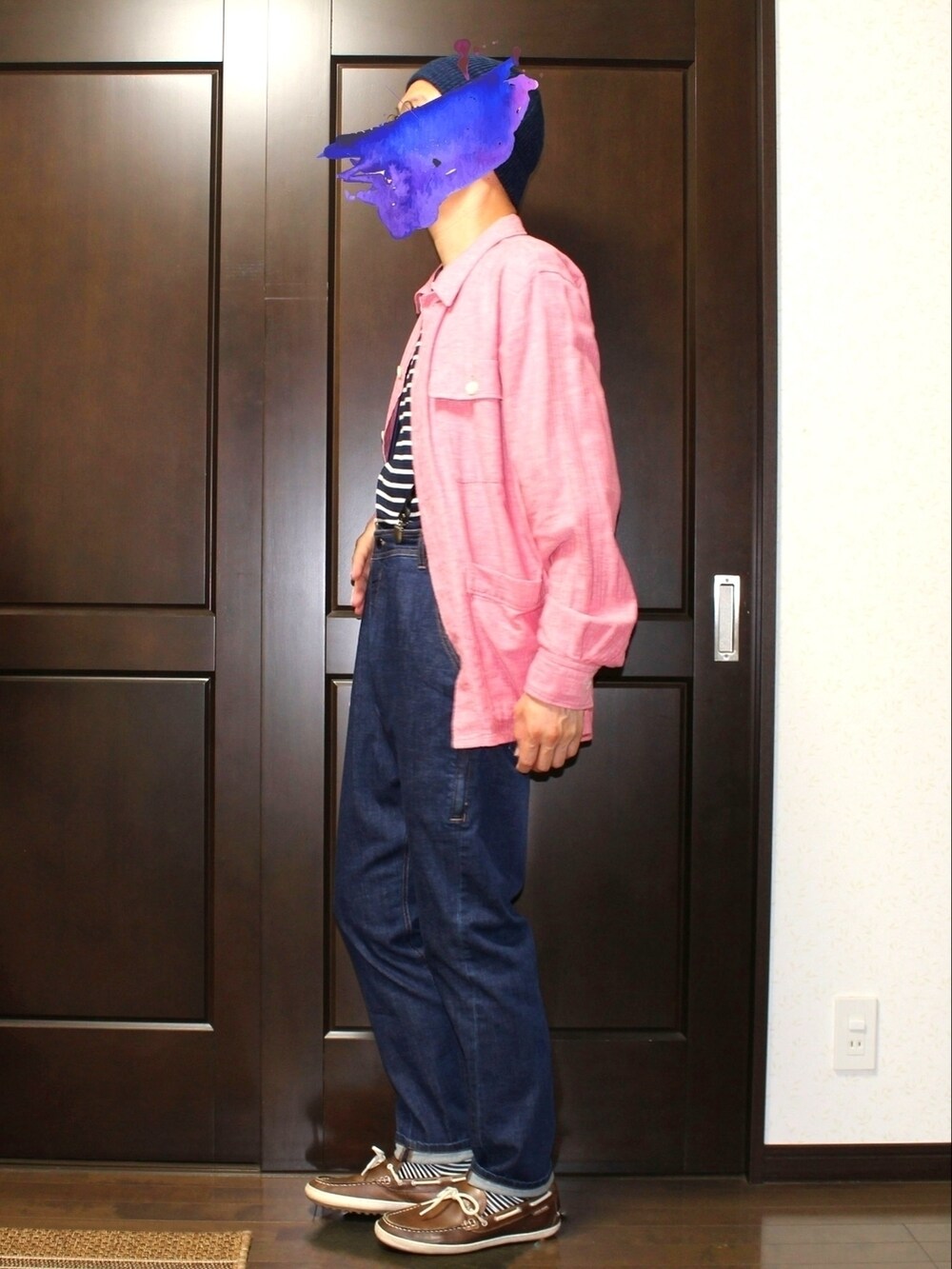 ブルー系のデニムパンツ、ブラウン系のモカシン/デッキシューズ、レッド系のミリタリージャケットを着用したメンズの夏コーディネートの2枚目の写真