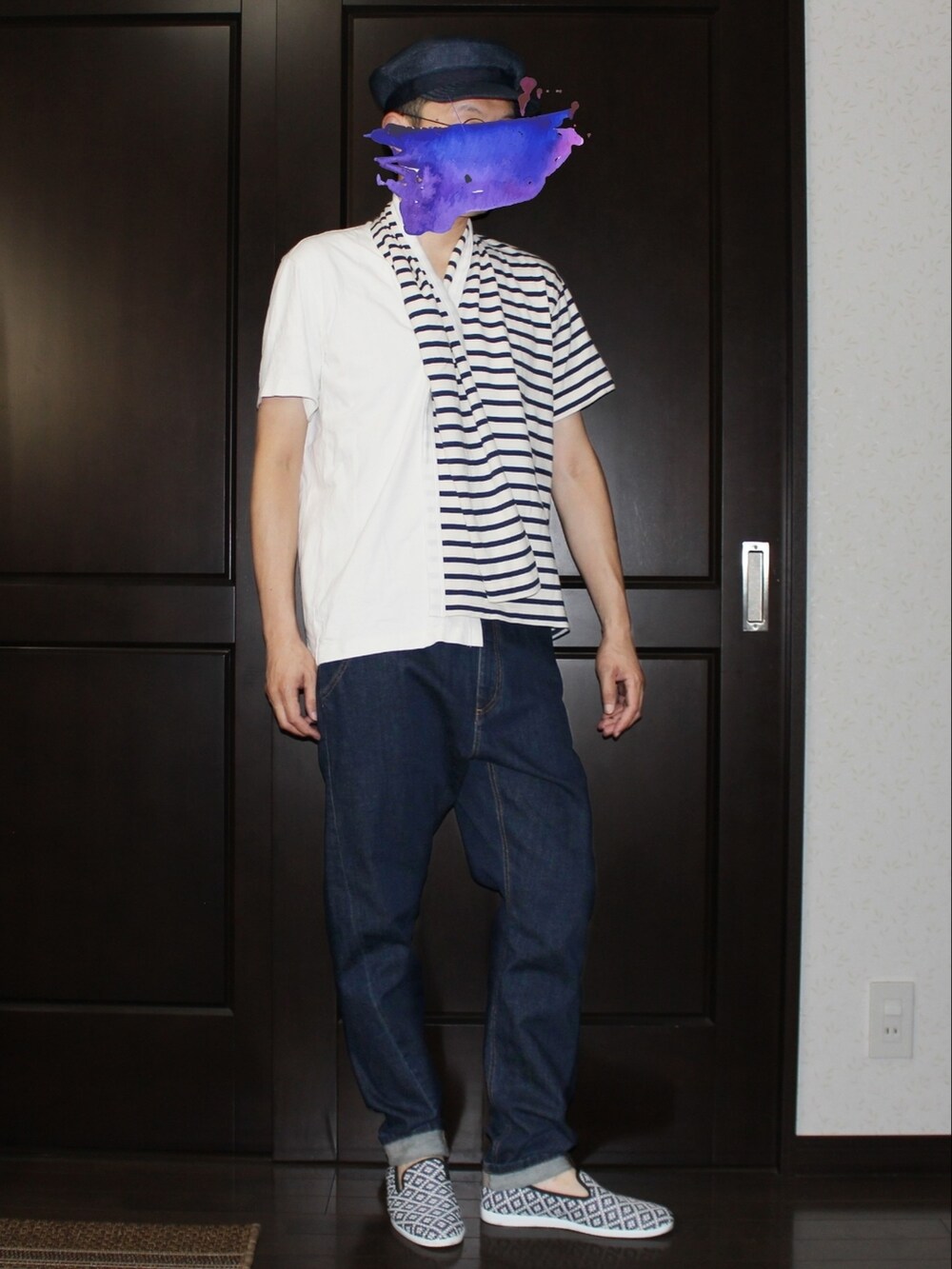 ブルー系のTシャツ/カットソー、ブルー系のデニムパンツ、ブルー系のスリッポンを着用したメンズの夏コーディネートの2枚目の写真