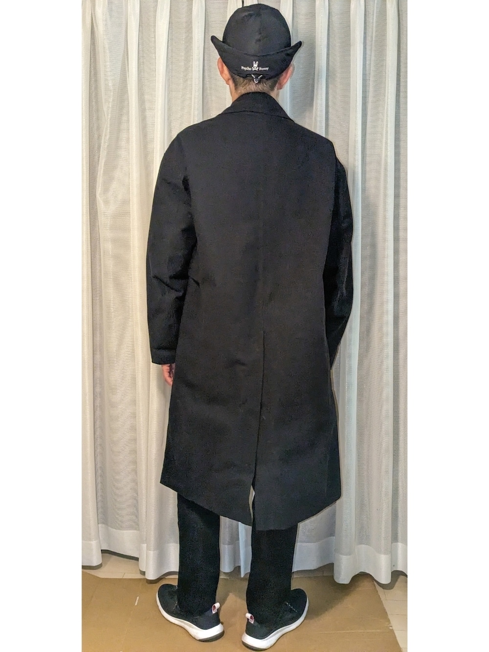 グレー系のダウンジャケット/コート、ブラック系のデニムパンツ、ブラック系のドレスシューズを着用したメンズの冬コーディネートの2枚目の写真