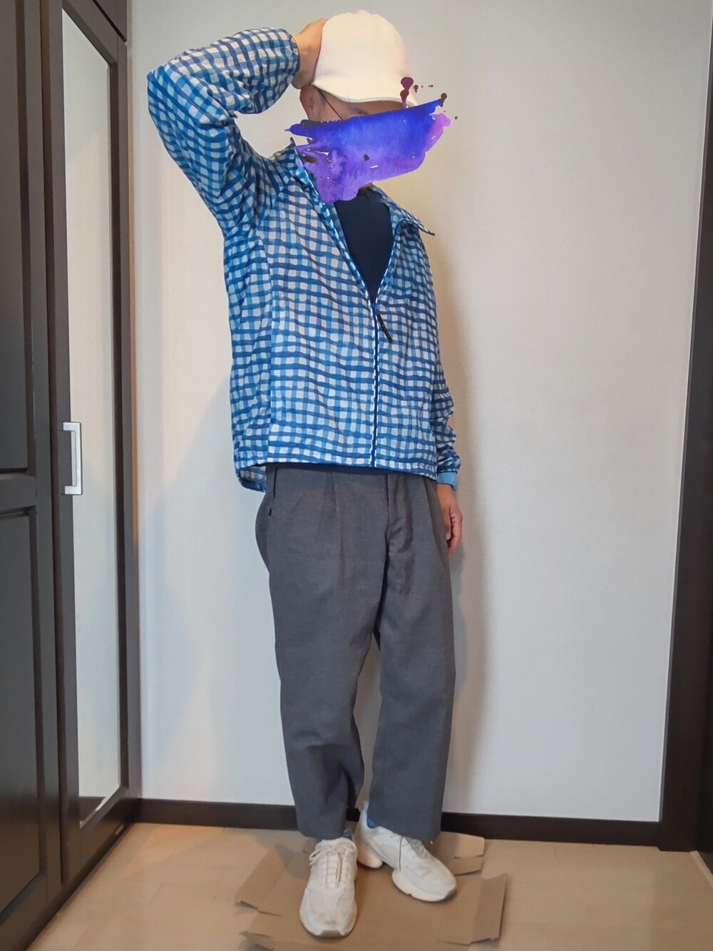 グレー系のスラックス、ホワイト系のスニーカー、ブルー系のジャケット/アウターを着用したメンズの夏コーディネートの2枚目の写真