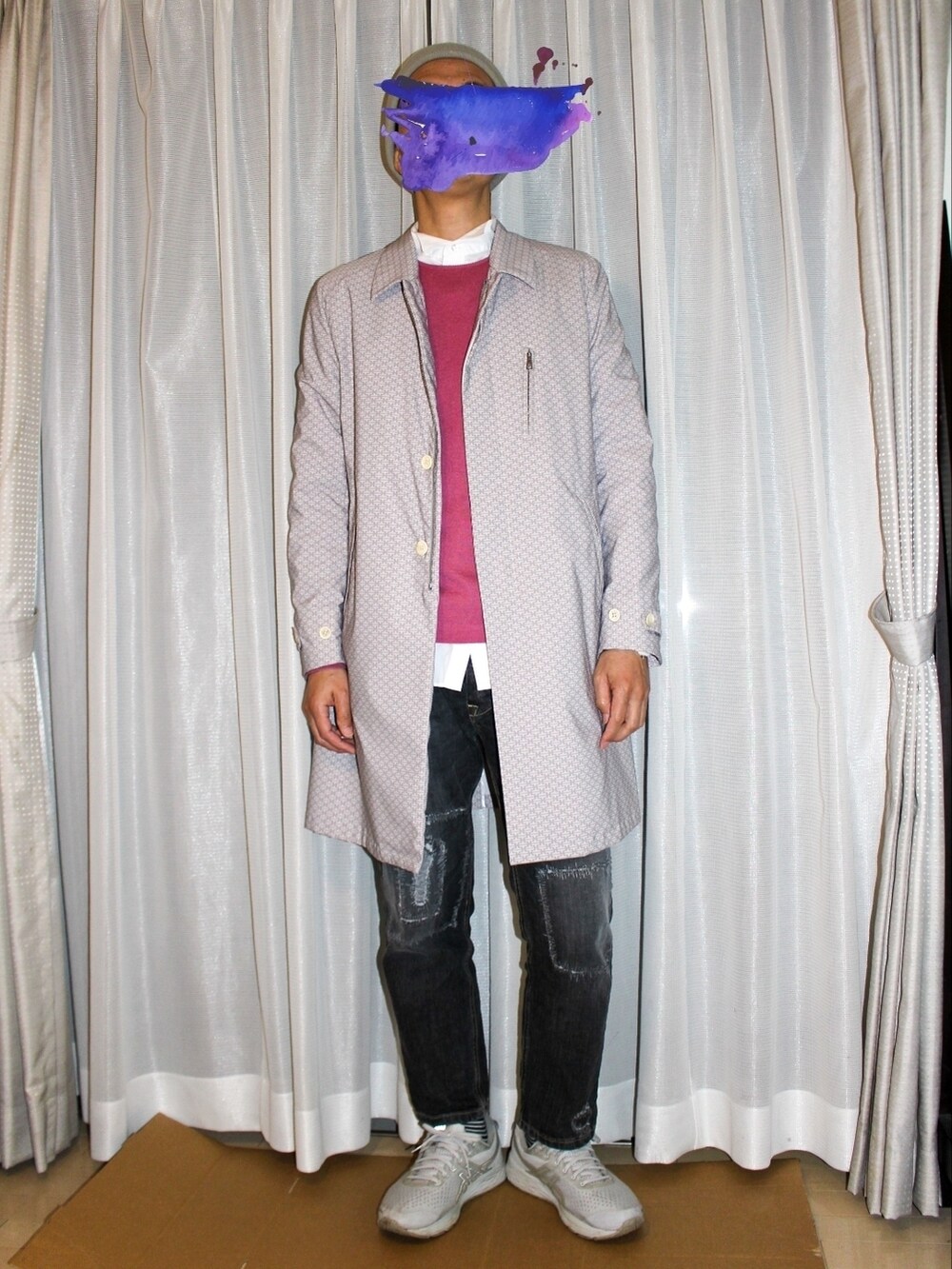 ピンク系のニット/セーター、シルバー系のステンカラーコート、グレー系のデニムパンツを着用したメンズの春コーディネートの2枚目の写真