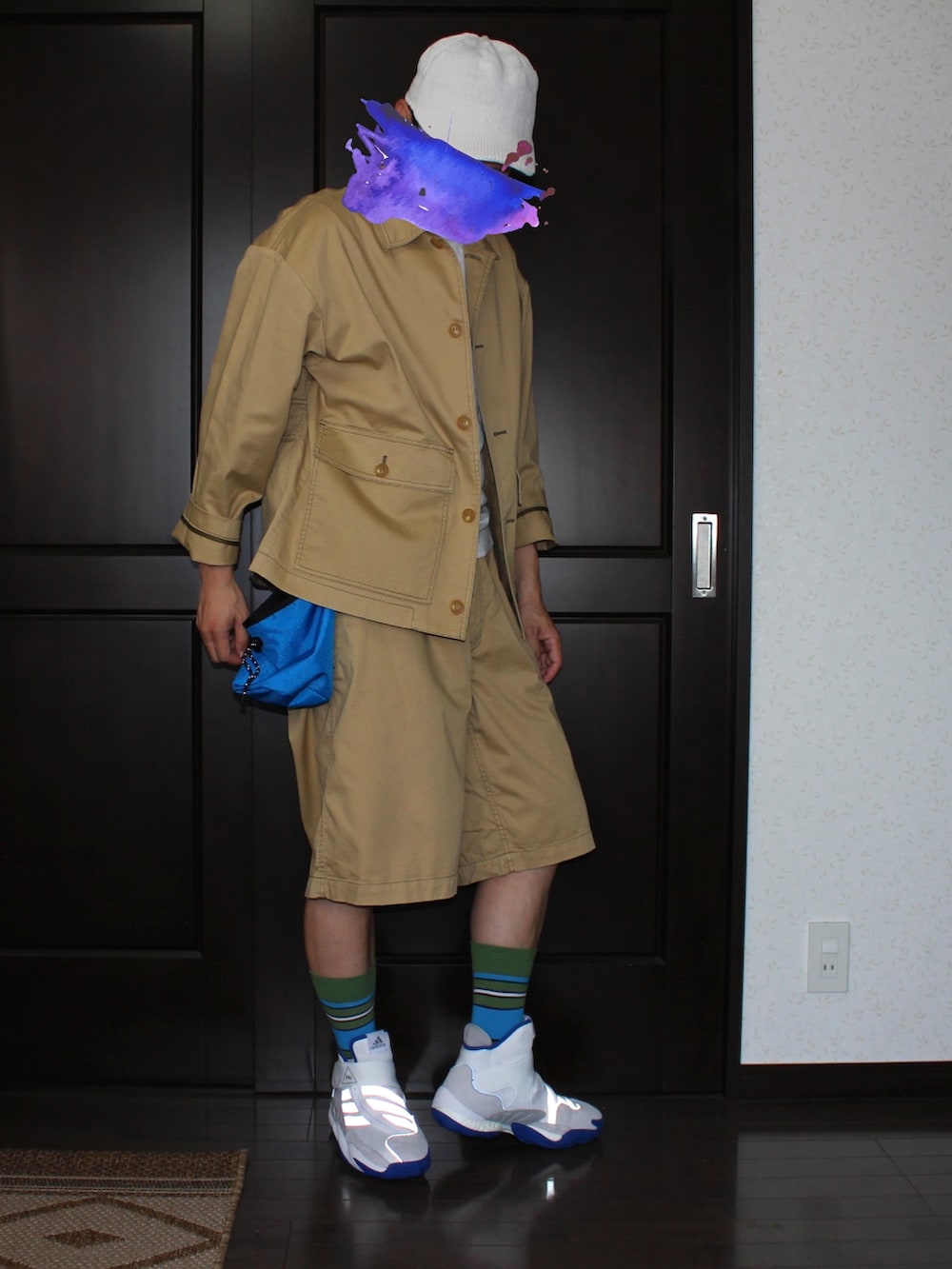 ベージュ系のジャケット/アウター、ホワイト系のポロシャツ、ベージュ系のその他パンツを着用したメンズの夏コーディネートの3枚目の写真