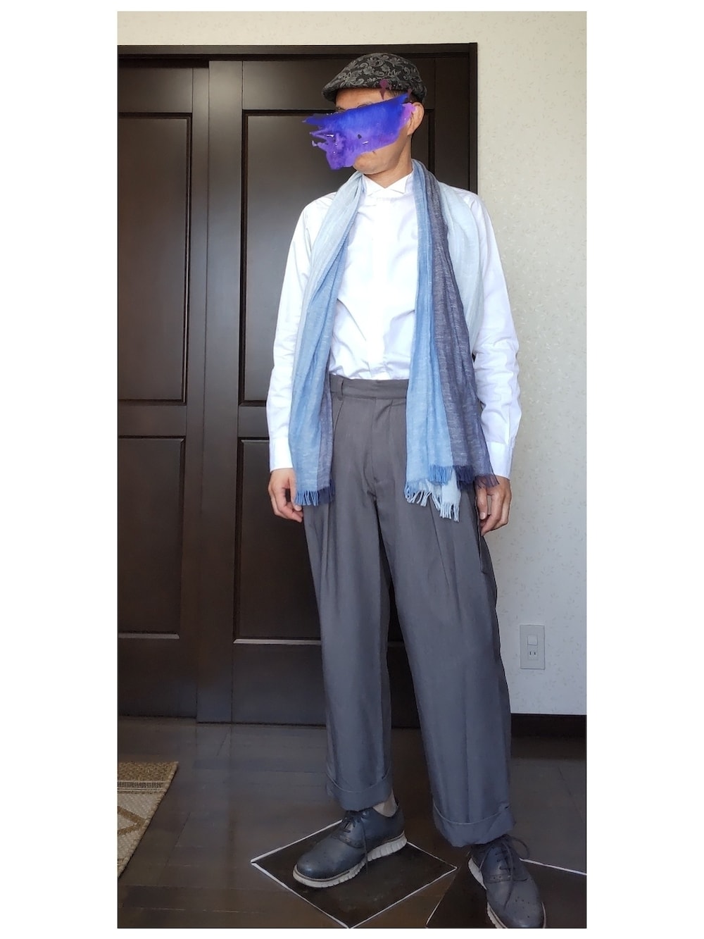 グレー系のその他パンツ、グレー系のドレスシューズ、ホワイト系のシャツ/ブラウスを着用したメンズの春コーディネートの2枚目の写真